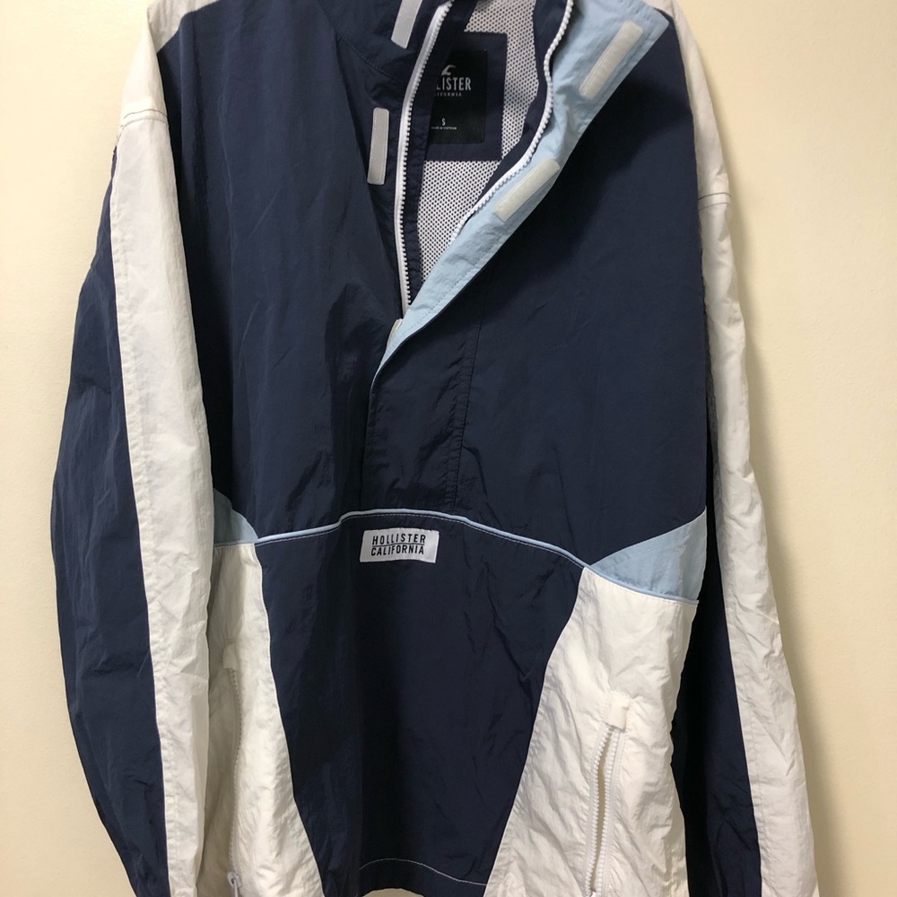 Hollister Men's Windbreaker in Navy, White, and Light Blue